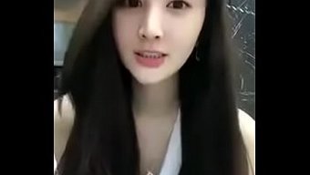 Bu Videoda Minyon Çinli Bir Kızın Dar Amını Genişletmesini Izleyin