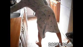Tüylü Milf, Solo Performansıyla Tahrik Ediyor