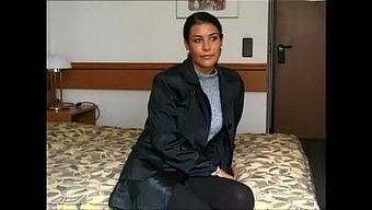 Güzel Gabriella Kerez, Kanepede Özel Bir Seçmede.