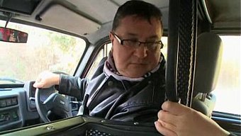 Genç Kız Hadjara, Yaşlı Bir Adamın Yüzüne Biniyor