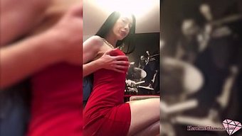 Genç Esmer, Ev Yapımı Videoda Kendini Dildo Ile Tatmin Ediyor