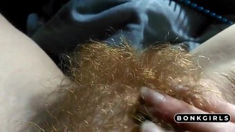 Amatör Kızıl Saçlı Tüylü Çalı Videosunda Mastürbasyon Yapıyor