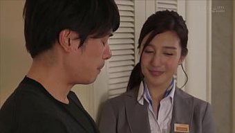 Iori Furukawa, Düğün Öncesi Samimi Bir Zevkle Bir Damada Rahatlama Konusunda Yardımcı Oluyor