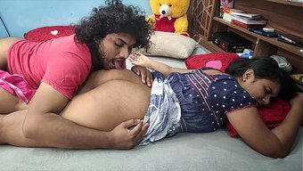 Malayalı Çift, Geleneksel Gecelikleriyle Romantik Seksin Tadını Çıkarıyor.