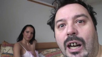 Amatör Genç Laura Lion Boğazını Siktiriyor Ve Üzerine Boşalıyor