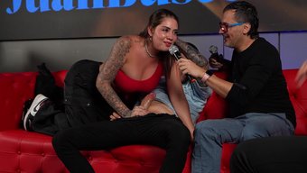 Sara Blonde, Büyük Doğal Memeleri Olan Doğal Bir Güzellik, Kocası Izlerken Bir Hayranıyla Seks Yapıyor.