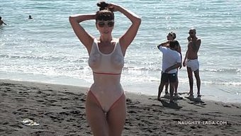 Bir Milf'In Seks Oyuncaklarıyla Halka Açık Mastürbasyonu
