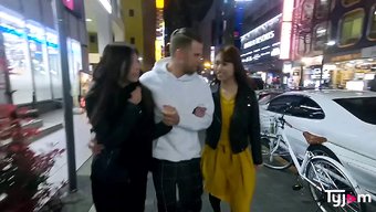 Japon Kızlar Mona Ayami Ve Tsubaki Kato, Bir Aşk Otelinde Ağızlarını Siktiriyorlar
