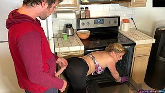 Erin Electra'Nın Ev Yapımı Videosu, Üvey Annesinin Mutfakta Üvey Oğlunun Penisiyle Karşılaşması..