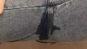 Amatör Genç Kız Pantolon Çorabında Mastürbasyon Yapıyor Ve Kendine Işiyor