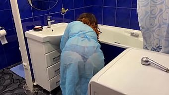 Olgun Üvey Oğlu, Banyoda Üvey Annesine Sürpriz Yapar Ve Onu Anal Olarak Becerir