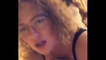 Siyah Horoz, Beyaz Kızın Interracial Pozisyonunda Arkadan Hakimiyeti Altına Alıyor