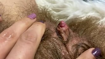 Amatör Sarışın, Devasa Klitoris Uyarımından Yoğun Zevk Alıyor