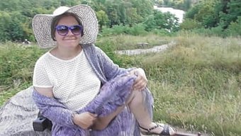 Olgun Kadın, Halka Açık Parkta Çalılarını Sergiliyor