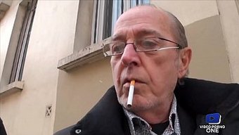 Fransa'Da Bir Adam, Pizza Karşılığında Karısının Kıçını Bir Pizza Teslimatçısına Sunuyor.