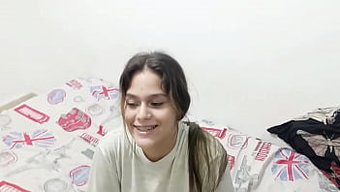 Genç Genç Kız, Üvey Kız Kardeşinin Yardımıyla Aldatan Erkek Arkadaşına Intikam Alıyor