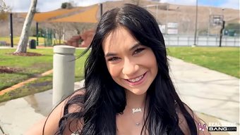 Zayıf, Dövmeli Orospu Delilah Dagger, Kocaman Bir Aleti Amına Alıyor.