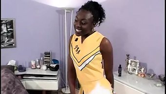 Esmer Cheerleader Sulu Bir Sakso Çekiyor Ve Tüylü Amını Siktiriyor