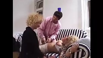 Olgun Kadınlar Sırayla Bir Erkeğe Yüz Sikişi Yapıyorlar