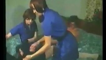 Tüylü Kızlar Retro Seks Videosunda Yaramaz Oluyorlar