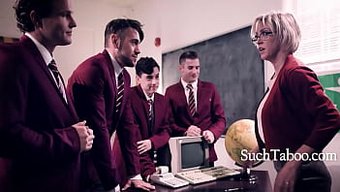 Vahşi Bir Grup Adam, Öğretmenleri Dee Williams Ile Sert Seks Yapıyor