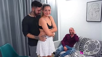 Mancheguito Çiftle Sıcak Bir Oral Ve Köpek Stili Seks Ve Cuckold Fantezileriyle Üçlü.