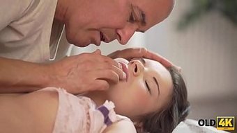 Olgun Adam Azgın Genç Kızı Oral Zevkle Neşelendiriyor