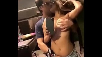 Poonam Pandey Ve Kocası Sıcak Am Parmaklama Eylemine Dalıyorlar