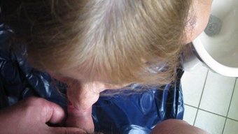 Avrupalı Amatör Kızın Yüzü Idrarla Kaplanıyor