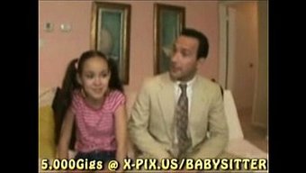Genç (18+) Asyalı Bebek Bakıcısı Anal Zevk Alıyor