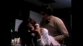 Vintage Porno Videosu: Veronica Hart, Sıcak Bir Anal Için Külotunu Indiriyor