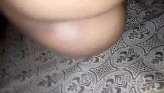 Olgun Ve Genç Çift, Islak Ve Kremsi Amcık Sikişinden Zevk Alıyorlar