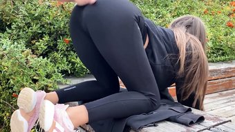 Seksi Komşu Onları Giydirdikten Sonra, Kocası Karısının Iç Çamaşırına Boşalır.