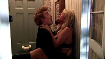 Göğüslü Sarışın Milf Rachel Hunter, Banyoda Sikişiyor