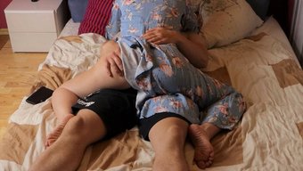 Üvey Anne Üvey Oğlunun Pornosunu Keşfediyor Ve Hızlı Orgazma Yardımcı Oluyor