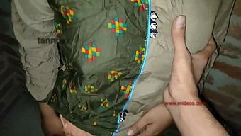 Genç Hintli Gençle Sert Videoda Grup Seks