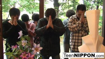 Japon Kız, Erkekler Tarafından Izlenirken Mastürbasyon Yapıyor