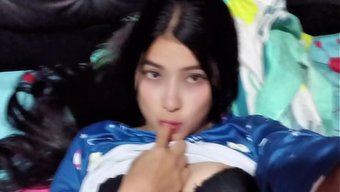 Adam, Üvey Kız Kardeşini Porno Izlerken Yakaladı Ve Onunla Mastürbasyon Yaptı.