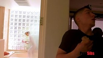 Genç Kızın 19. Doğum Gününde Üvey Erkek Kardeşinin Duşta Sikiş Seansı