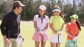 Asyalı Genç Kızlar Çıplak Golf Oynuyor Ve Yüzlerine Boşalıyorlar