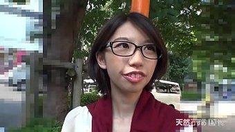 Amatör Japon Kız Aniota, Gözlükleriyle Iyi Bir Sakso Çekiyor