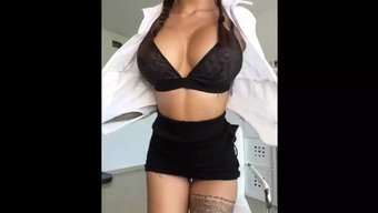 Esmer Sekreter Susy Gala, Cosplay'De Büyük Göğüslerini Ve Poposunu Gösteriyor