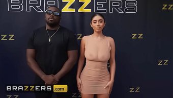 Violet Myers, Koca Götünü Paparazzi Için Twerk Yapıyor.