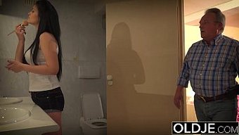 Esmer Üniversite Öğrencisi Erkek Arkadaşına Sabah Sakso Çekiyor