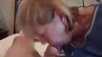 Olgun Bebek, Duygusal Bir Oral Seks Yapıyor Ve Ağzına Dolu Dolu Boşalıyor