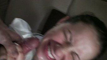 Bir Lezbiyen, Ilk Kez Bir Erkeğin Aletini Emmeye Çalıştı.