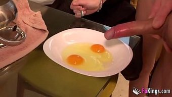 Amatör Ispanyol Güzeli Ainara, Spermli Omletlerle Dolu Bir Kahvaltının Tadını Çıkarıyor