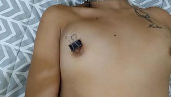 Amatör Genç Kız Oyuncaklarla Ve Oral Seksle Kendini Tatmin Ediyor