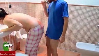 Banyo Eğlencesi Sıcak Bir Amatör Seks Kasetine Dönüşüyor