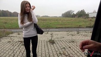 Genç Ve Etkileyici Barbie, Halka Açık Alanda Deliniyor